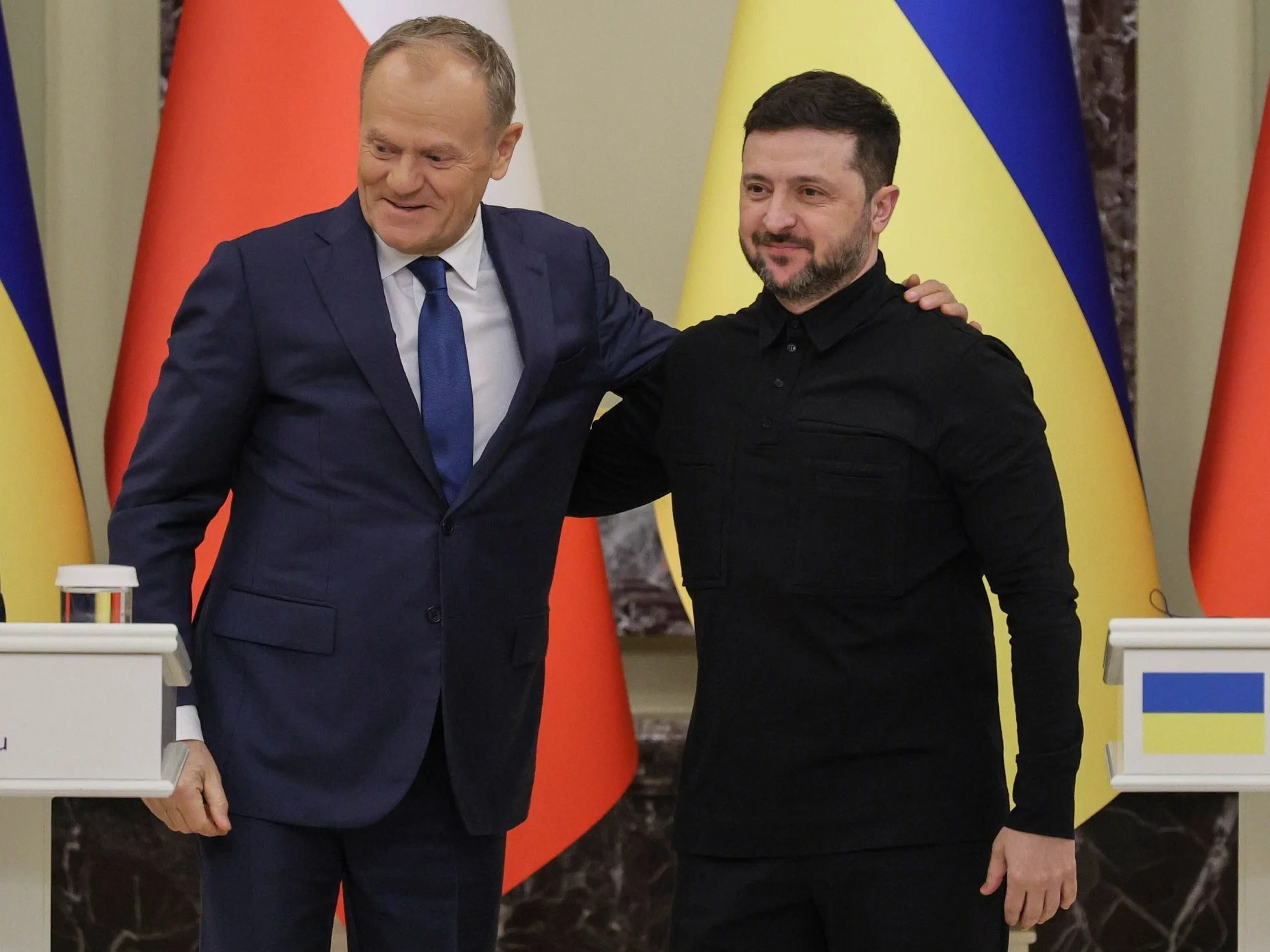 Premier RP Donald Tusk i prezydent Ukrainy Wołodymyr Zełenski podczas konferencji po spotkaniu w Pałacu Maryjskim w Kijowie