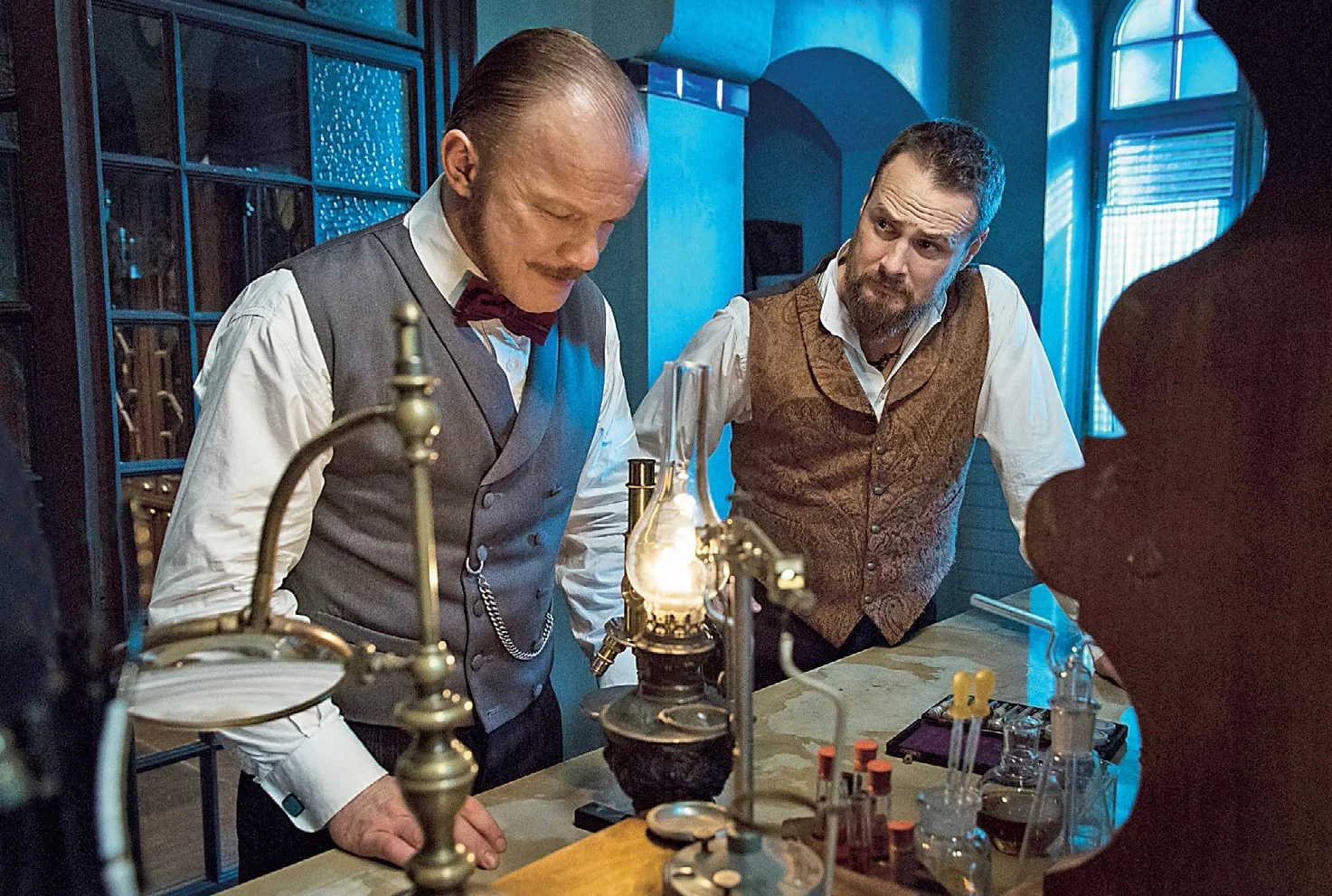 W „Belle Epoque” zbyt wiele miejsc wygląda jak teatralna dekoracja. Na zdjęciu Eryk Lubos jako Henryk Skarżyński (z lewej) i Paweł Małaszyński jako Jan Edigey-Korycki