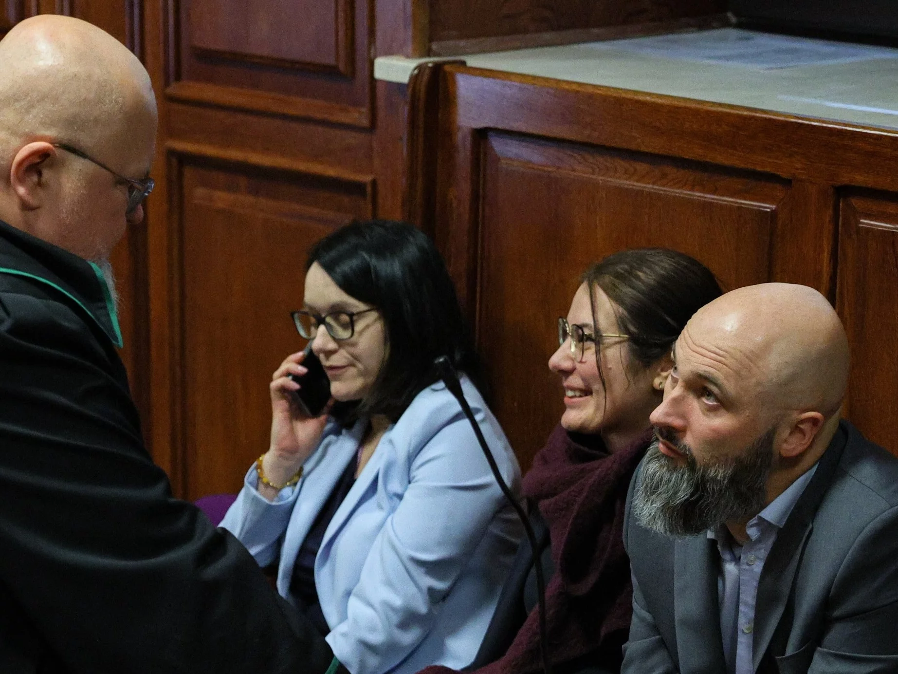 Oskarżeni: ksiądz Michał Olszewski (P), Karolina K. (2L) i Urszula D. (2P) oraz jeden z obrońców księdza Michała Olszewskiego adw. Krzysztof Wąsowski