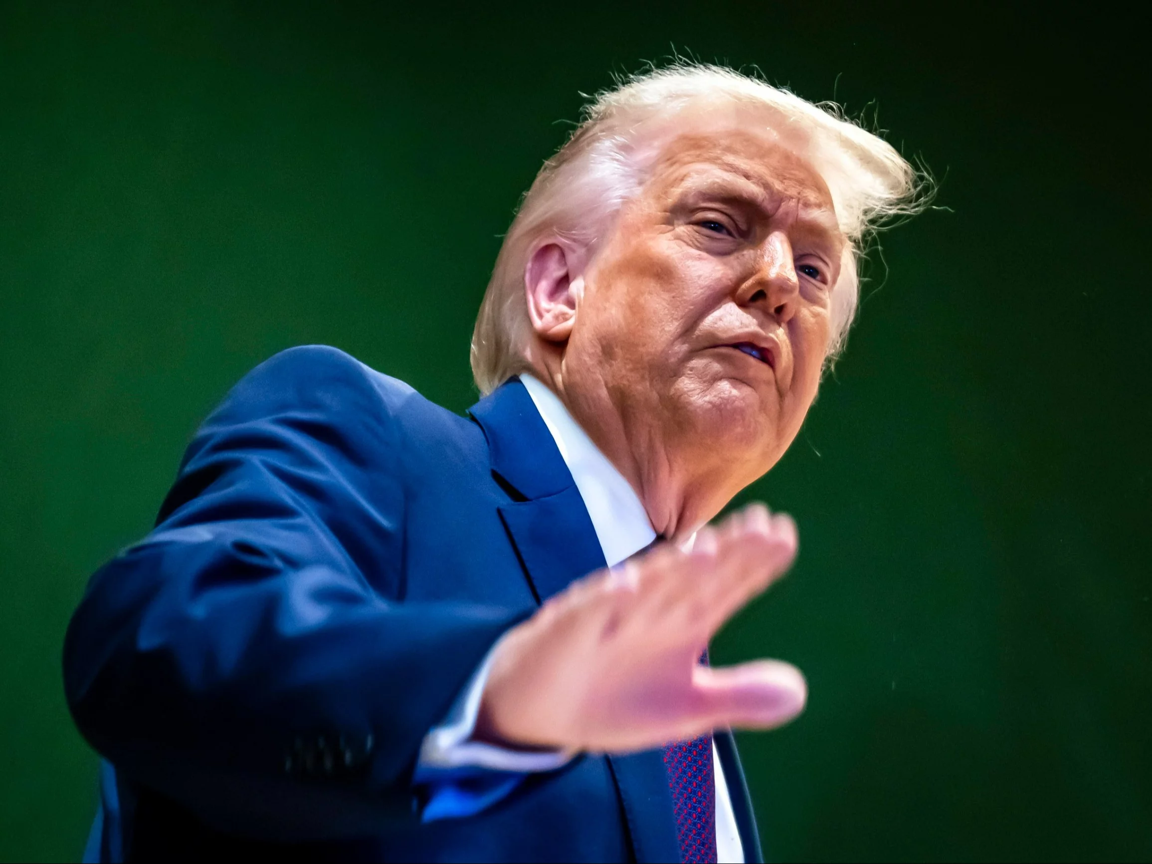 Niepokojący ślad na dłoni Trumpa. Biały Dom zabiera głos