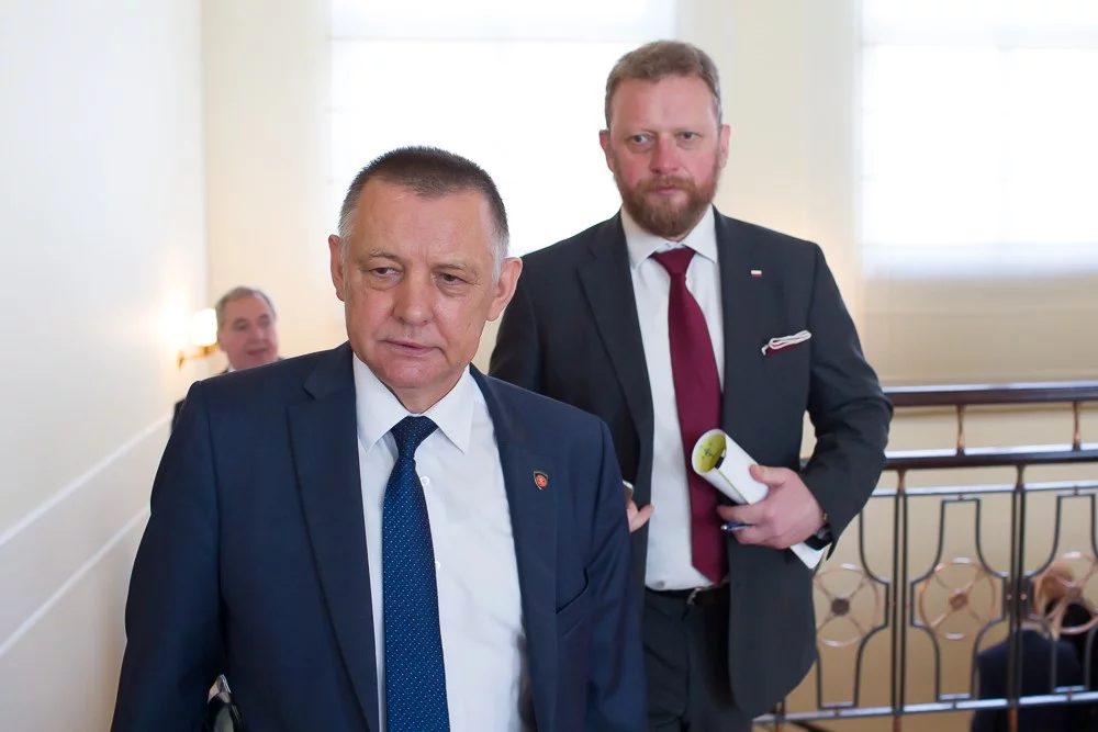Marian Banaś w drodze na posiedzenie rządu. Za nim Łukasz Szumowski