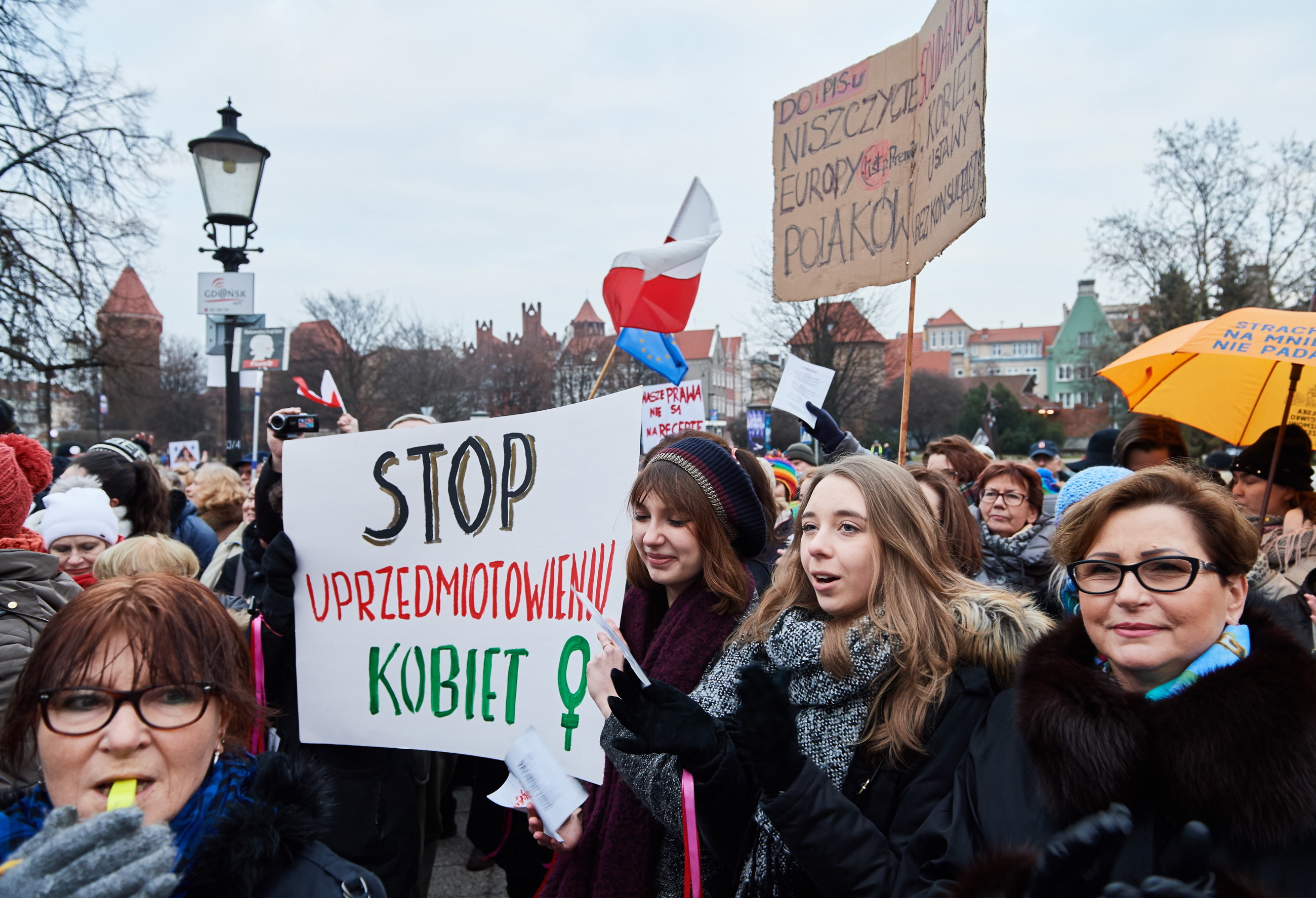 Uczestnicy Manify Trójmiasto w Gdańsku, 8 bm. W Dzień Kobiet, kobiety demonstrują swoją siłę i solidarność pod hasłem "Pod jedną parasolką"