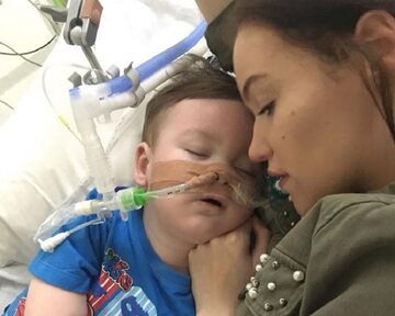 Niespełna dwuletni Alfie Evans cierpi na schorzenie neurologiczne, wobec którego lekarze pozostają bezradni.