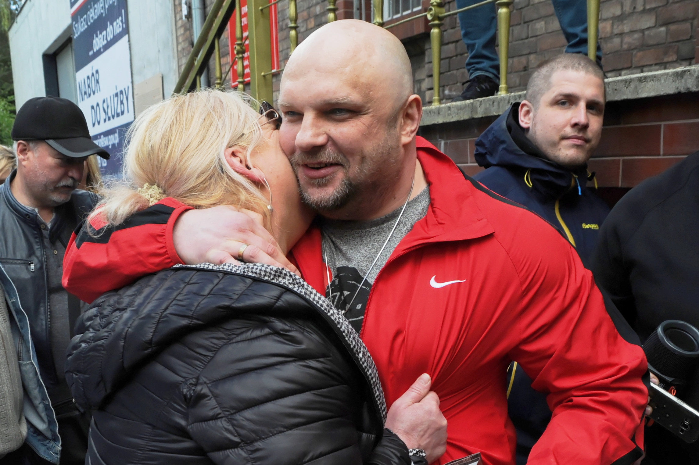 Arkadiusz Kraska opuszcza areszt śledczy w Szczecinie. Na wolności wita go żona Maria