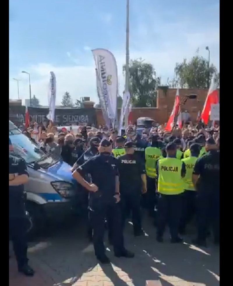 Pod siedzibą Prawa i Sprawiedliwości odbywa się protest przedstawicieli branży futrzarskiej.