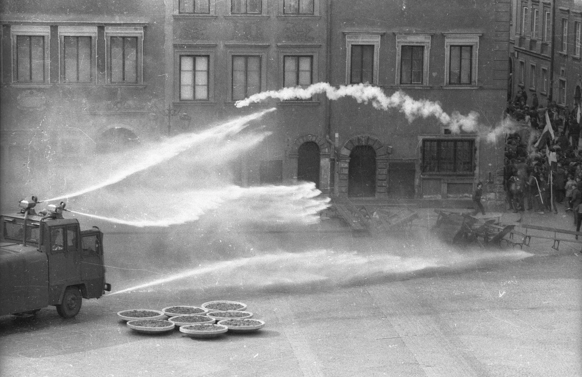 Warszawa. Stan wojenny. Obchody rocznicy uchwalenia Konstytucji 3 maja 1791 r. mają gwałtowny przebieg. Manifestacje uliczne gromadzą wielotysięczne tłumy. Interweniuje ZOMO (Zmotoryzowane Odwody Milicji Obywatelskiej).