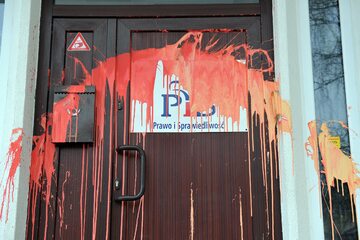 Nieznani sprawcy oblali czerwoną farbą drzwi wejściowe oraz elewację szczecińskiego biura posłów PiS Joachima Brudzińskiego oraz Leszka Dobrzyńskiego