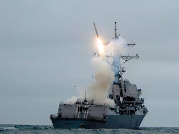Niszczyciel rakietowy USS Sterett podczas wystrzeliwania pocisku Tomahawk