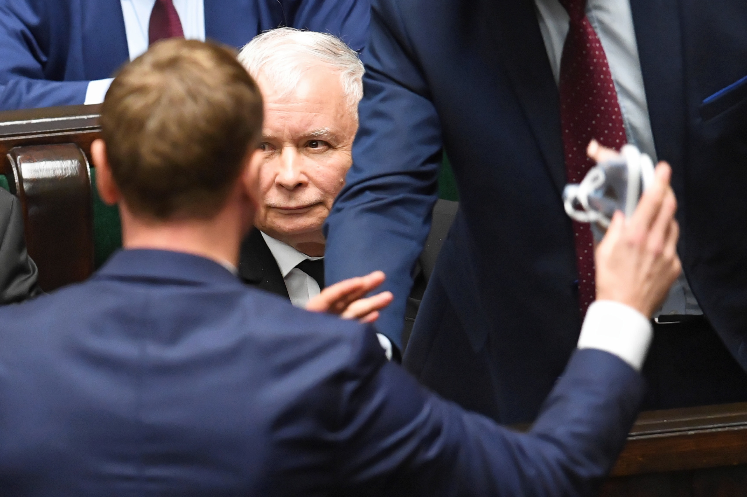 Prezes PiS Jarosław Kaczyński (C) i poseł PO Sławomir Nitras (L-tyłem)