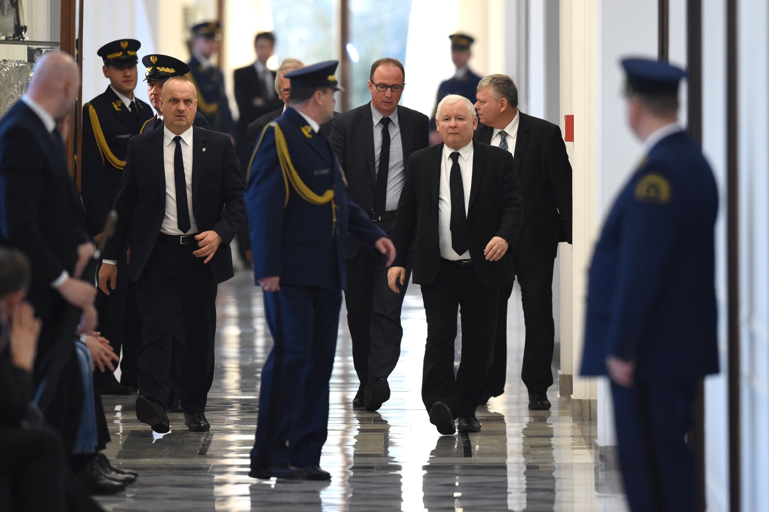 Jarosław Kaczyński z ochroniarzem w Sejmie