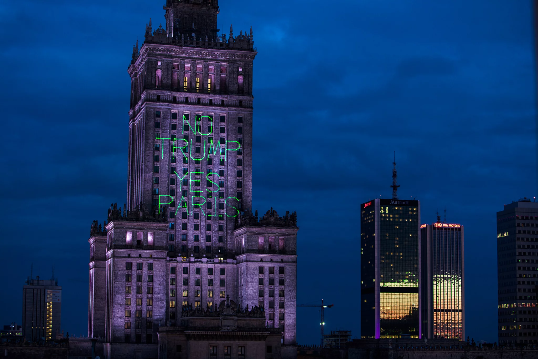 Napis "No Trump, Yes Paris" na Pałacu Kultury w Warszawie