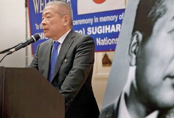 Nobuki Sugihara, syn japońskiego dyplomaty Chiune Sugihary (na zdjęciu w tle), podczas ceremonii nadania imienia jego ojca ulicy w Netanja w Izraelu w 2016 r. Chiune Sugihara w trakcie II wojny światowej uratował tysiące Żydów z Europy