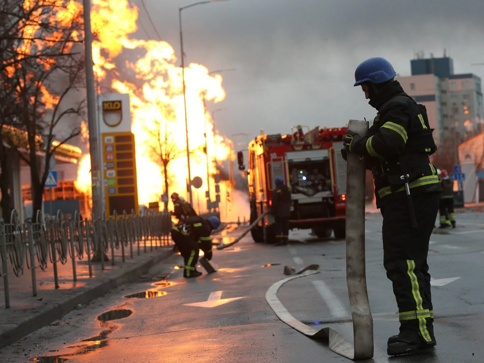 Nocne ostrzały. Ukraińcy w rafinerię, Rosjanie w bloki