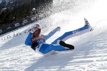 Norweg Daniel-Andre Tande podczas upadku w serii próbnej przed zawodami Pucharu Świata w skokach narciarskich, 25 bm. w słoweńskiej Planicy