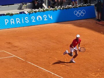 Novak Djoković podczas finałowego meczu na olimpiadzie w Paryżu