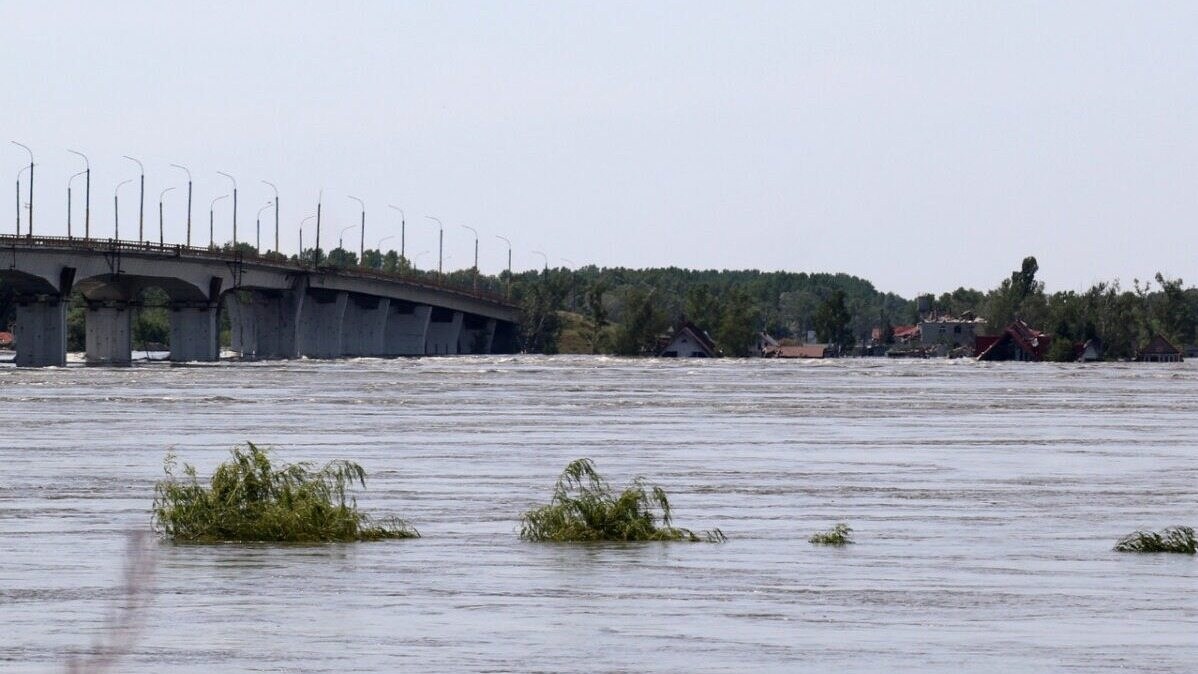 Powódź w Chersoniu po wysadzeniu tamy na Dnieprze w Nowej Kachowce