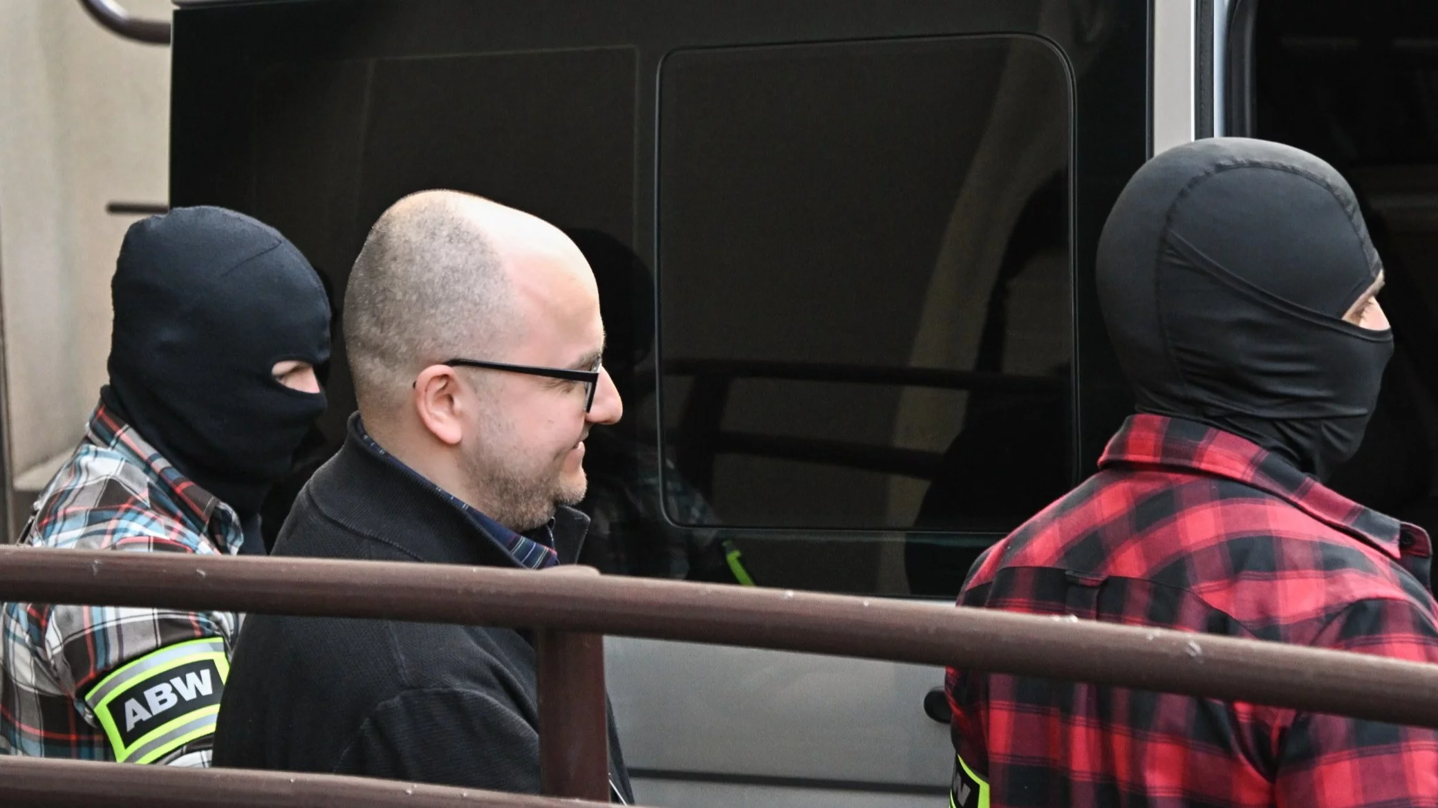 Dariusz Matecki prowadzony przez funkcjonariuszy