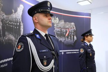 Nowe umundurowanie wyjściowe (galowe) Policji, którego wzór nawiązuje do tradycji i etosu służby w okresie 20-lecia międzywojennego