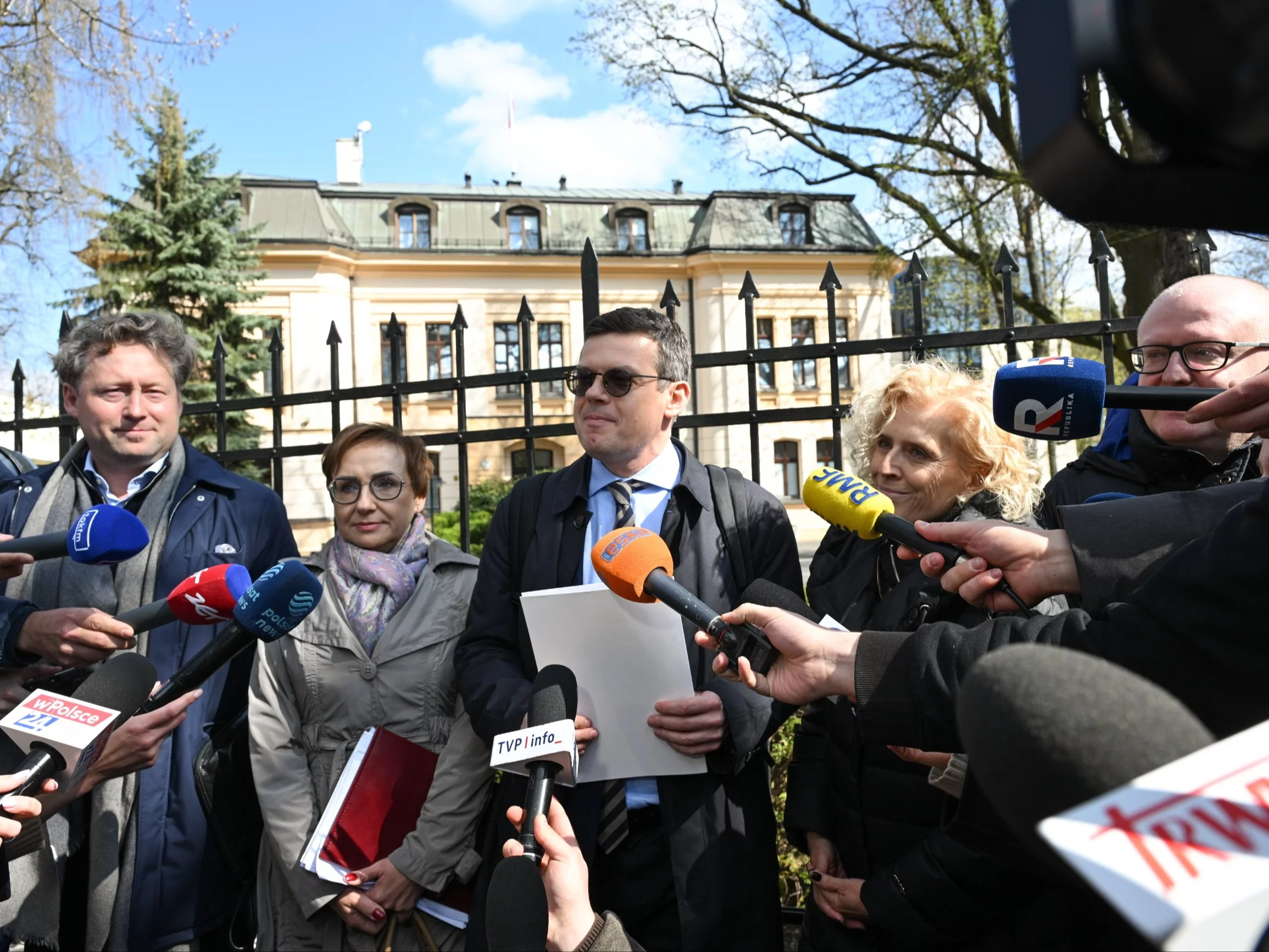 Sędziowie TK: Maciej Taborowski, Anna Korwin-Piotrowska, Krystian Markiewicz, Magdalena Bentkowska i Marcin Dziurda podczas wypowiedzi dla mediów przed Trybunałem Konstytucyjnym
