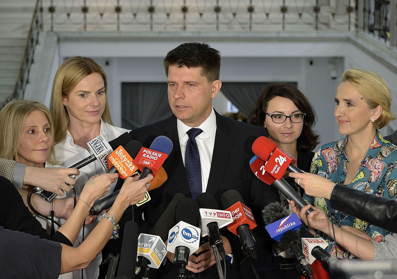 Ryszard Petru w otoczeniu posłanek Nowoczesnej