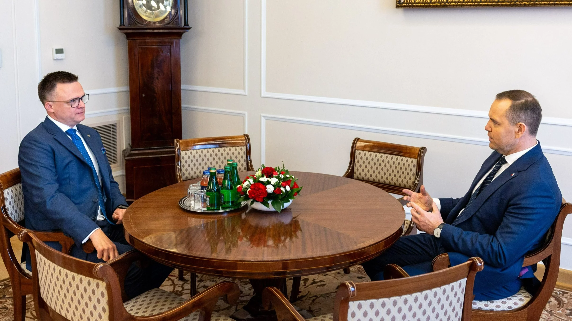 Nowy lider sondażu zaufania. Fatalny wynik Hołowni