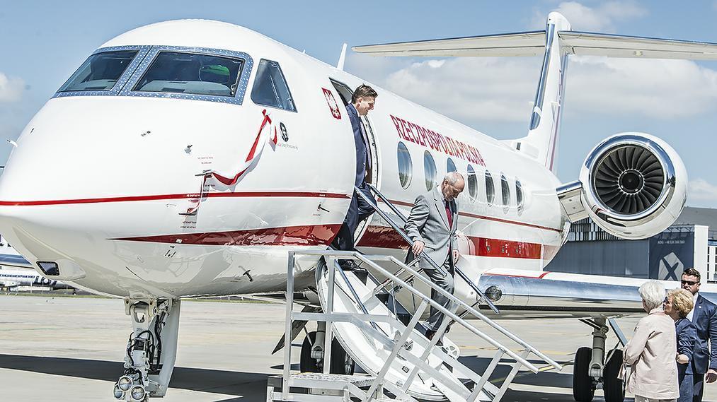 Przyjęcie do służby samolotu Gulfstream G550. Na zdjęciu Antoni Macierewicz i Bartosz Kownacki