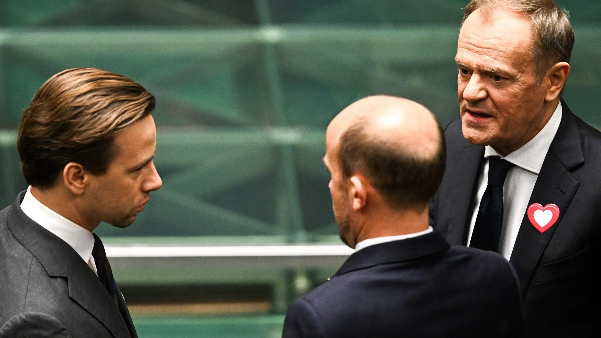 Krzysztof Bosak podczas rozmowy z Donaldem Tuskiem i Borysem Budką