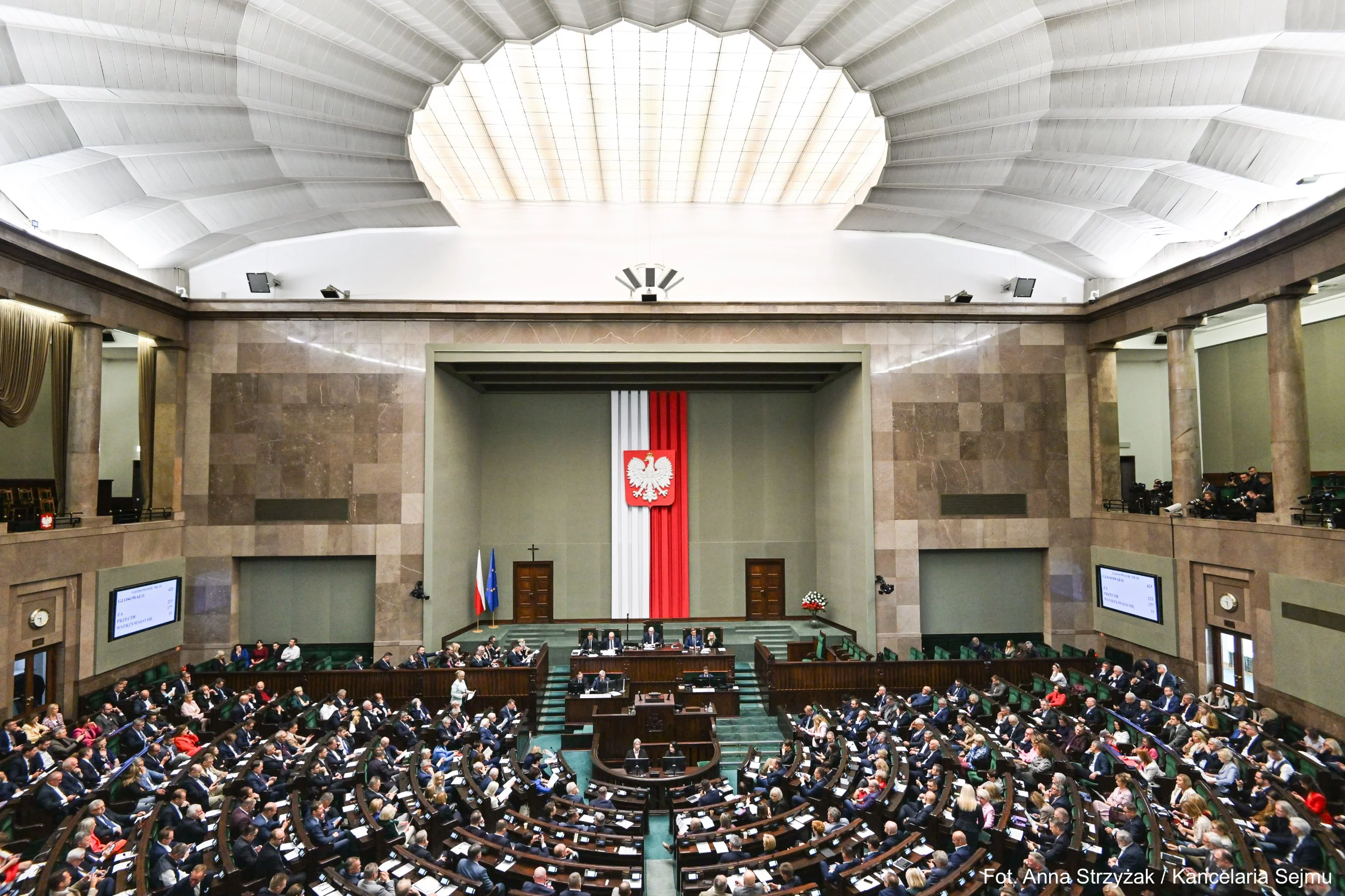 Nowy sondaż partyjny. Lewica wyprzedziła Trzecią Drogę