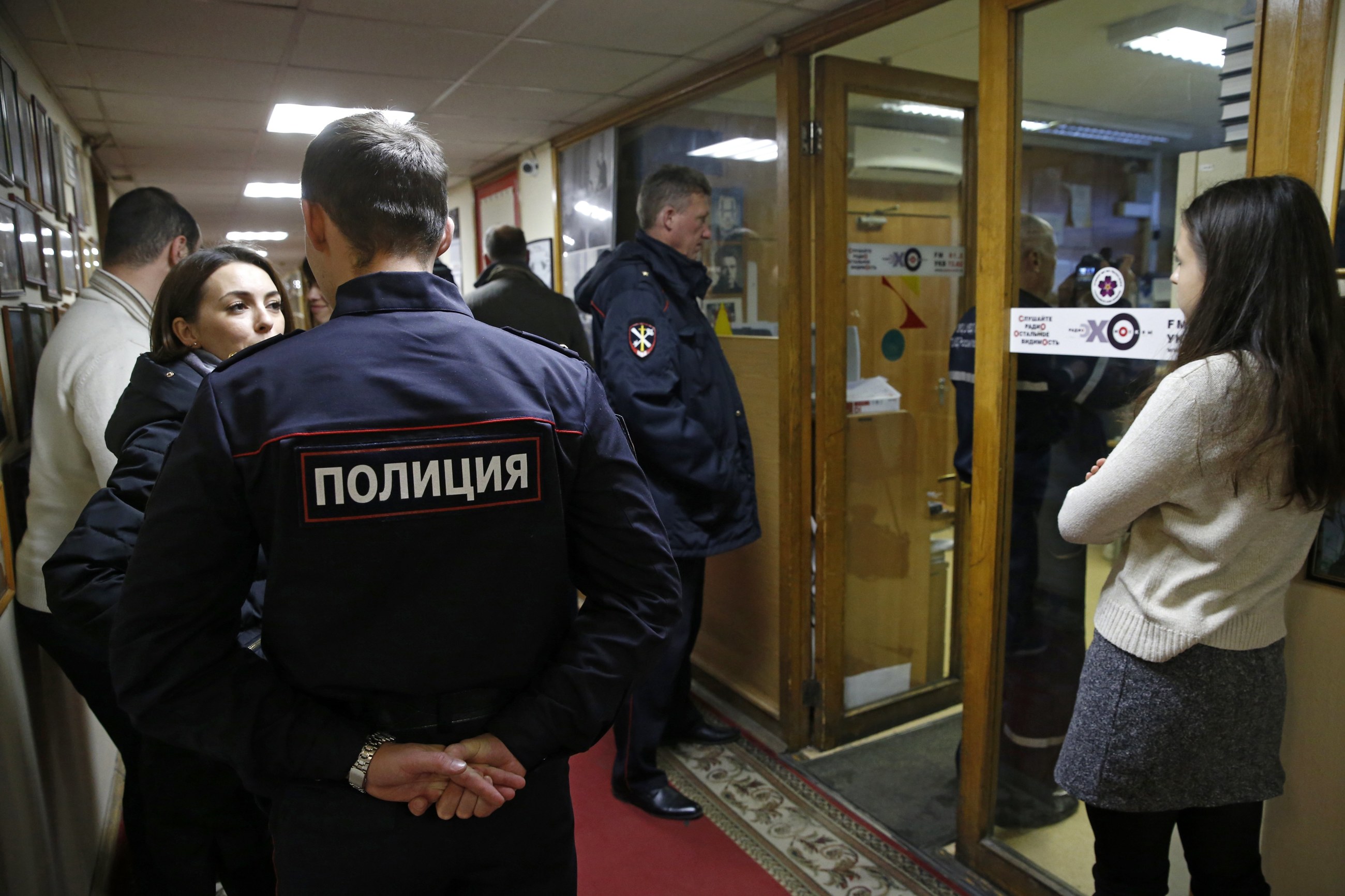 Nożownik wdarł się do pokoju redakcyjnego i zranił kobietę w szyję