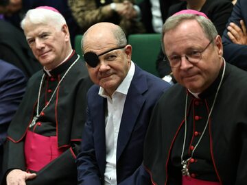 Nuncjusz apostolski przy UE abp Noel Treanor i kanclerz Niemiec Olaf Scholz