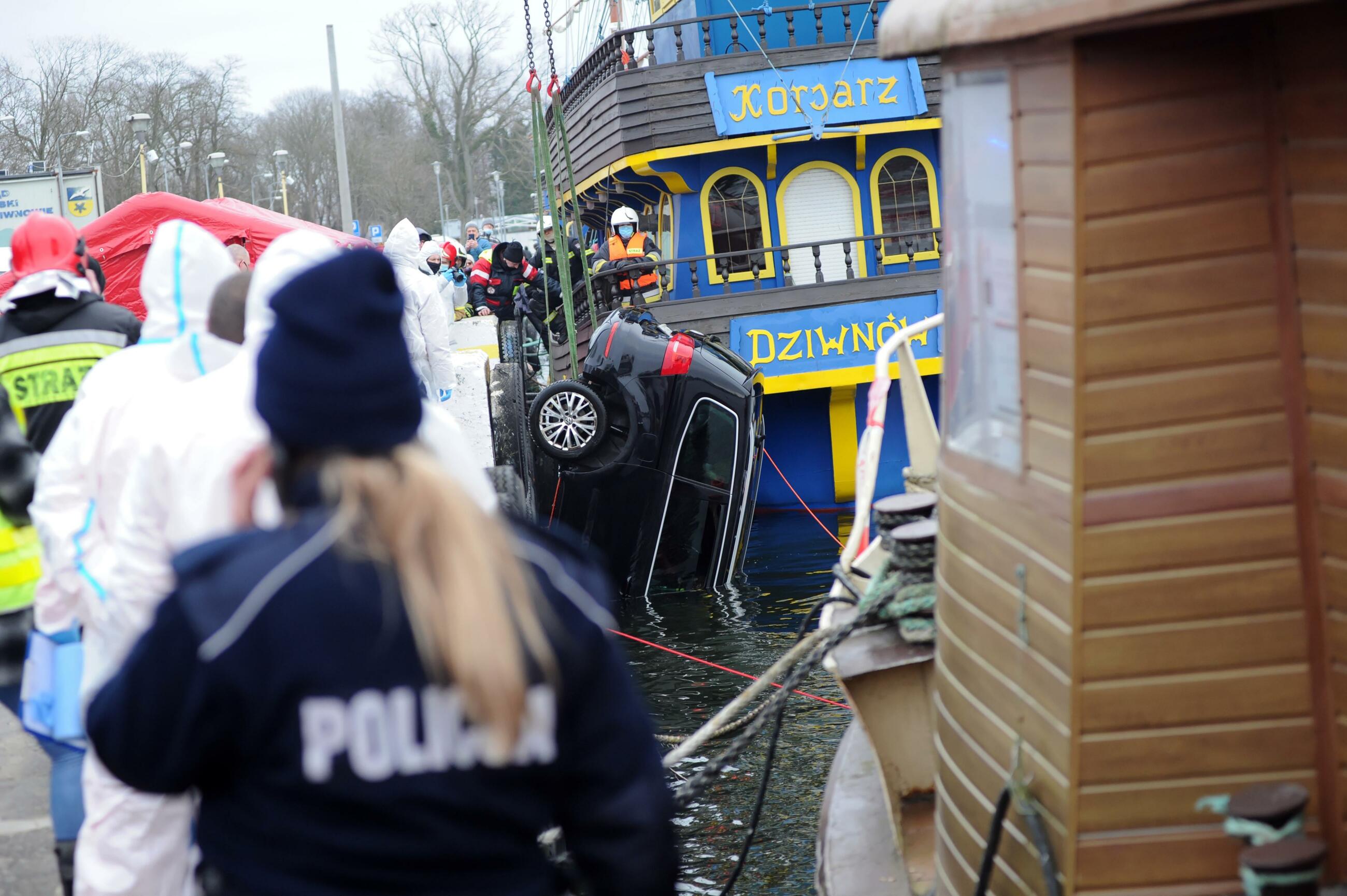Wyciąganie samochodu osobowego, który wpadł do Zalewu Kamieńskiego w Dziwnowie