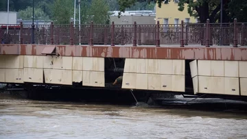 Nysa, 16.09.2024. Powódź. Bardzo duże, rosnące ryzyko przerwania wałów przy ulicy Wyspiańskiego