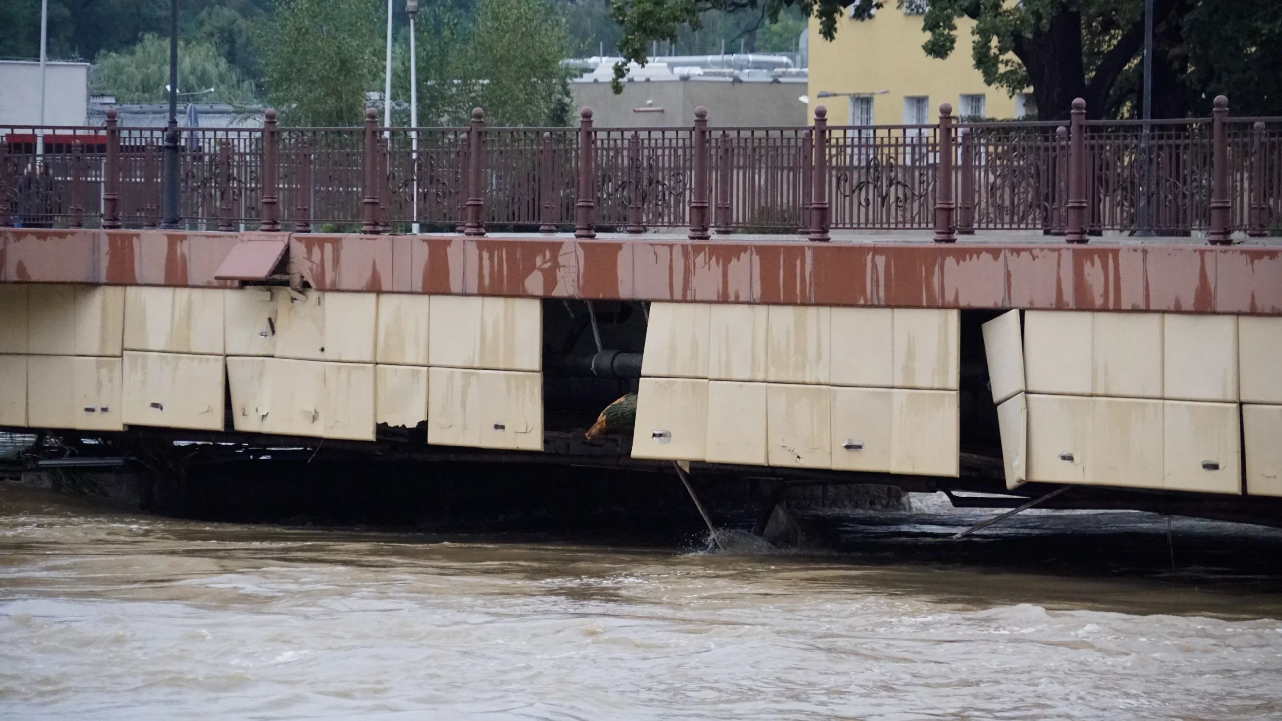 Nysa, 16.09.2024. Powódź. Bardzo duże, rosnące ryzyko przerwania wałów przy ulicy Wyspiańskiego