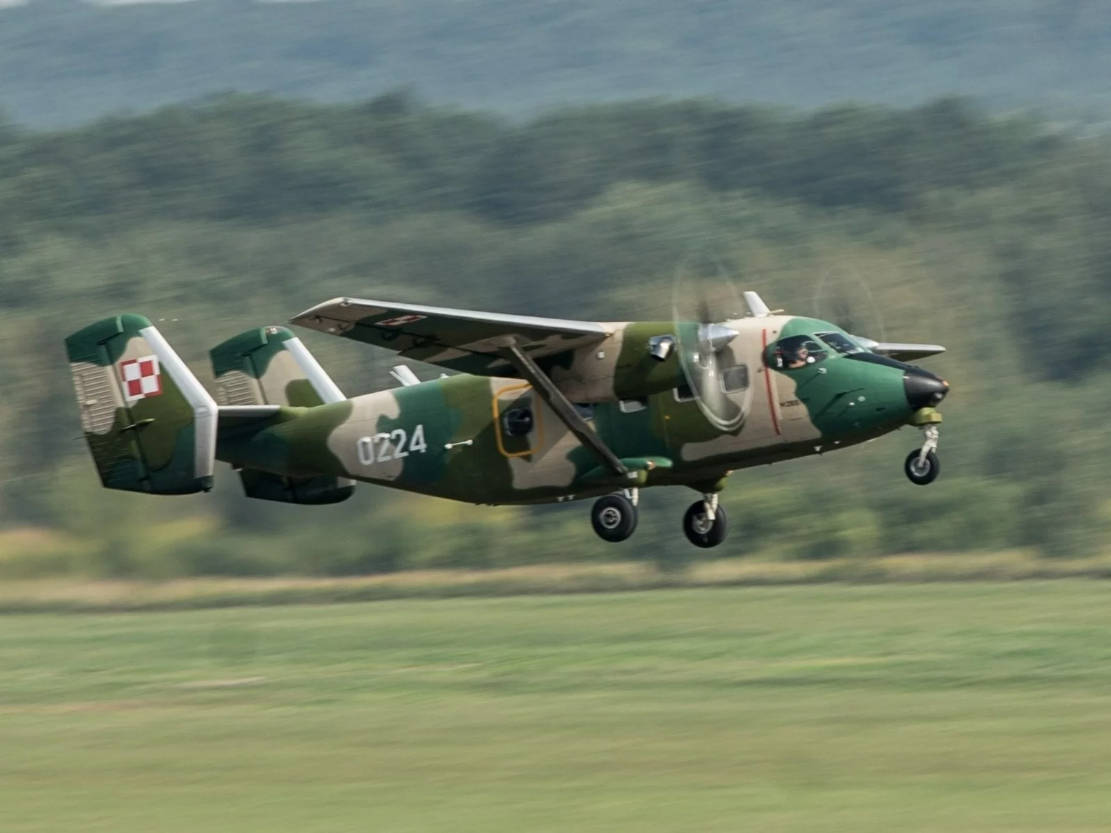 Samolot PZL M28 Bryza podczas ćwiczeń w 41. Bazie Lotnictwa Szkolnego w Dęblinie, zdjęcie ilustracyjne