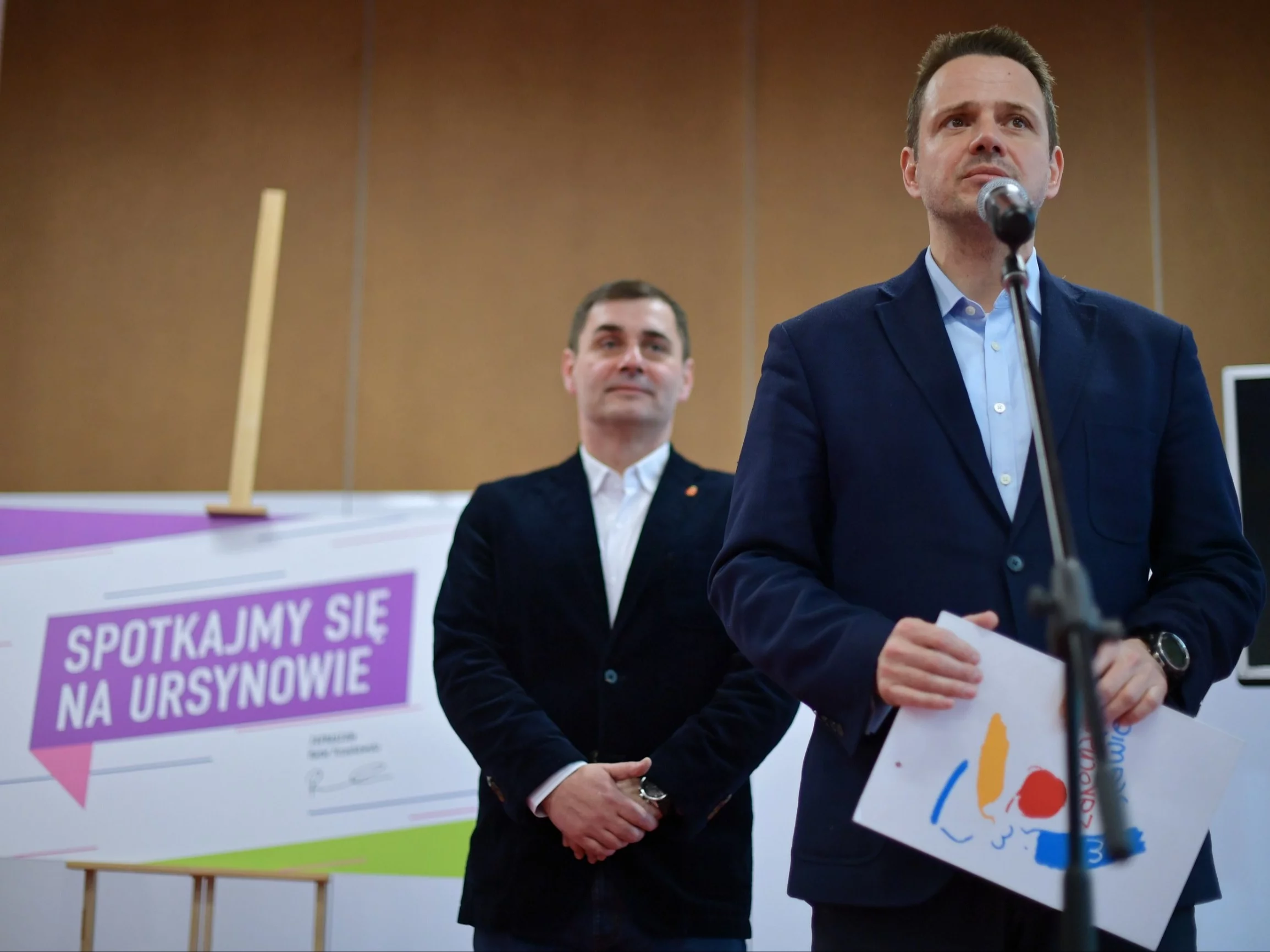 Prezydent Warszawy Rafał Trzaskowski (C) oraz burmistrz Ursynowa Robert Kempa (L)