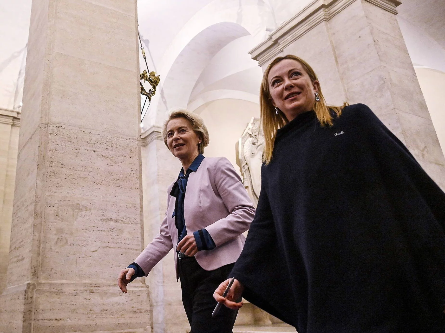 Premier Włoch Giorgia Meloni (R) przyjmuje przewodniczącą Komisji Europejskiej Ursulę von der Leyen