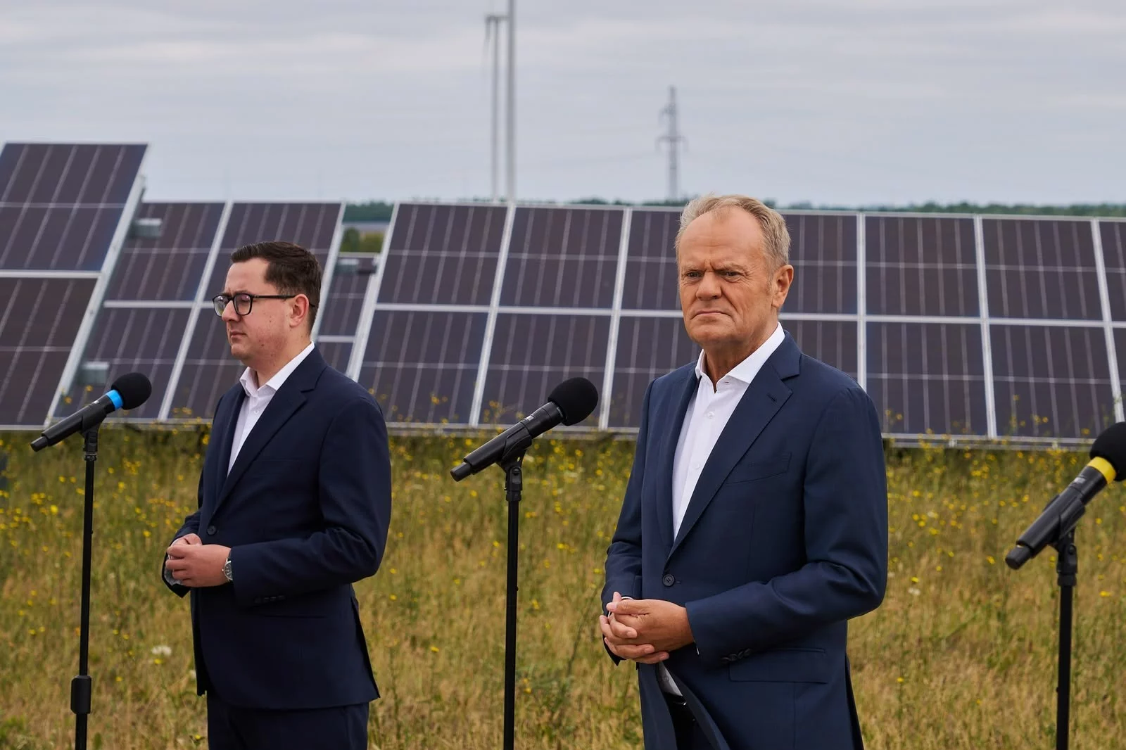 Premier Donald Tusk (P) i minister energii Miłosz Motyka (L)