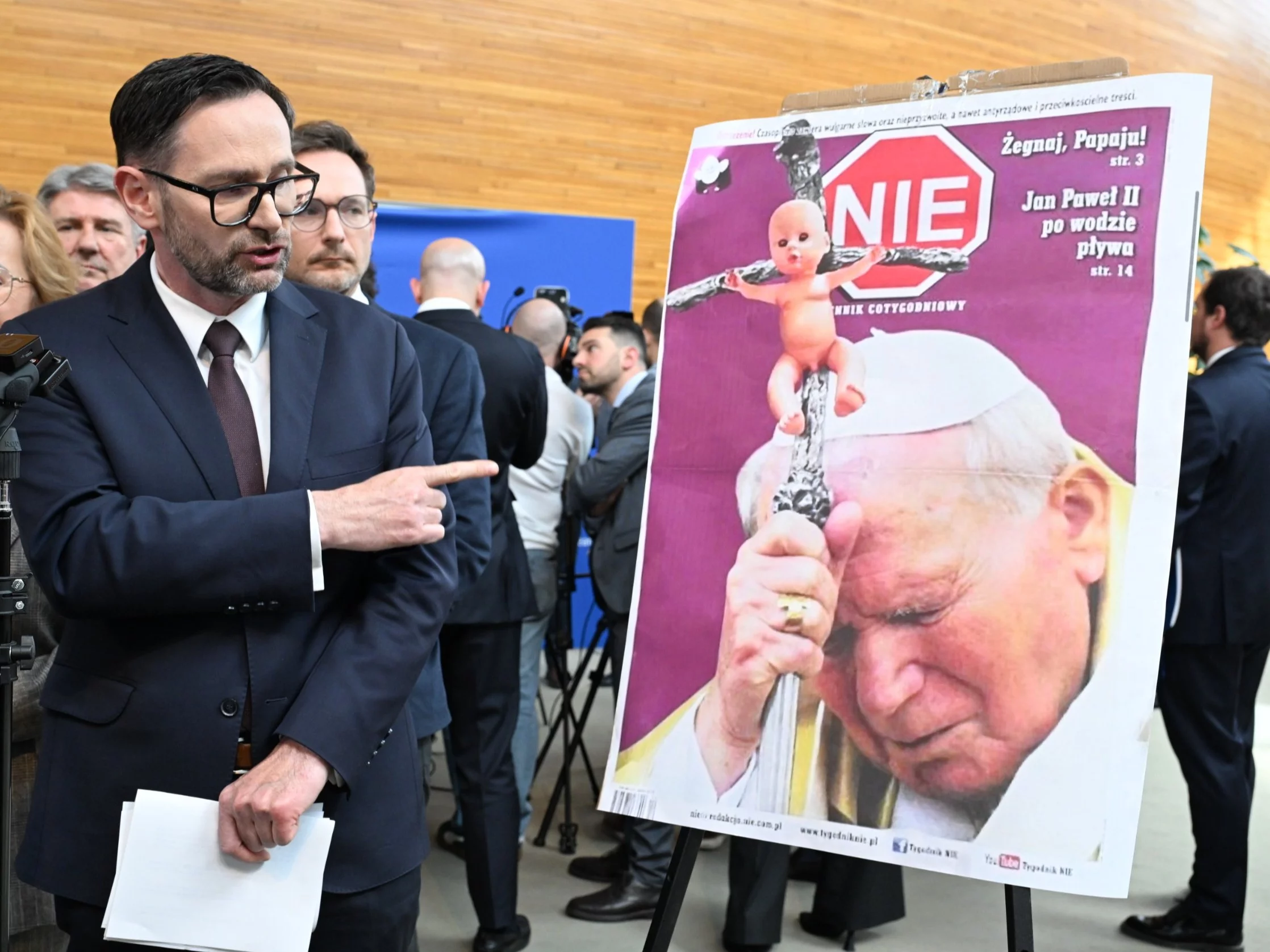 Daniel Obajtek, kopia okładki tygodnika „NIE” z marca 2023 r.