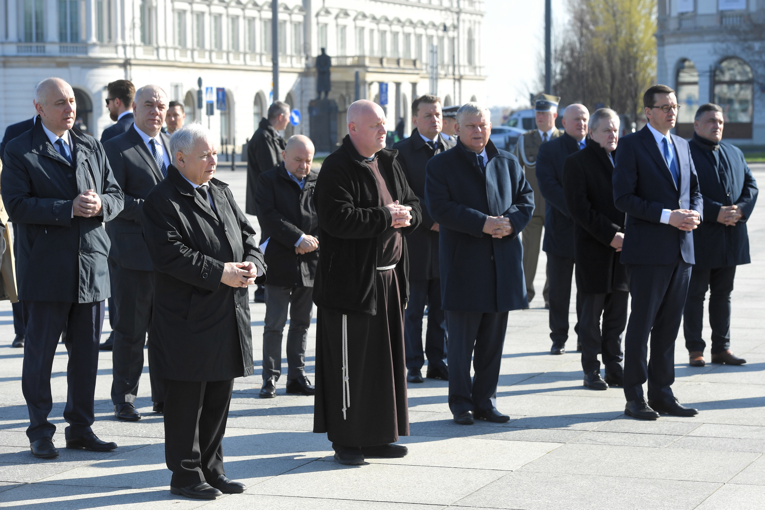 Obchody 10. rocznicy katastrofy smoleńskiej. Prezes PiS Jarosław Kaczyński, europoseł PiS Joachim Brudziński, wicepremier Jacek Sasin, poseł PiS Marek Suski, szef MON Mariusz Błaszczak, wicepremier Piotr Gliński i premier Mateusz Morawiecki.