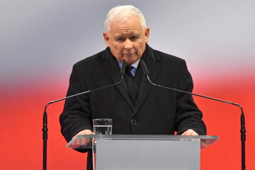 Obchody 12. rocznicy katastrofy smoleńskiej. Prezes PiS Jarosław Kaczyński przemawia przed Pałacem Prezydenckim w Warszawie.