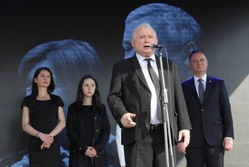 Obchody 8. rocznicy katastrofy smoleńskiej - prezydent Andrzej Duda, prezes PiS Jarosław Kaczyński oraz Marta Kaczyńska