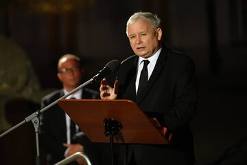 Obchody 8. rocznicy katastrofy smoleńskiej - wystąpienie prezesa PiS Jarosława Kaczyńskiego podczas Apelu Pamięci przed Pałacem Prezydenckim w Warszawie