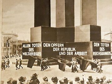 Obchody Dnia Konstytucji z udziałem pocztów sztandarowych SPD w Berlinie w 1929 r.