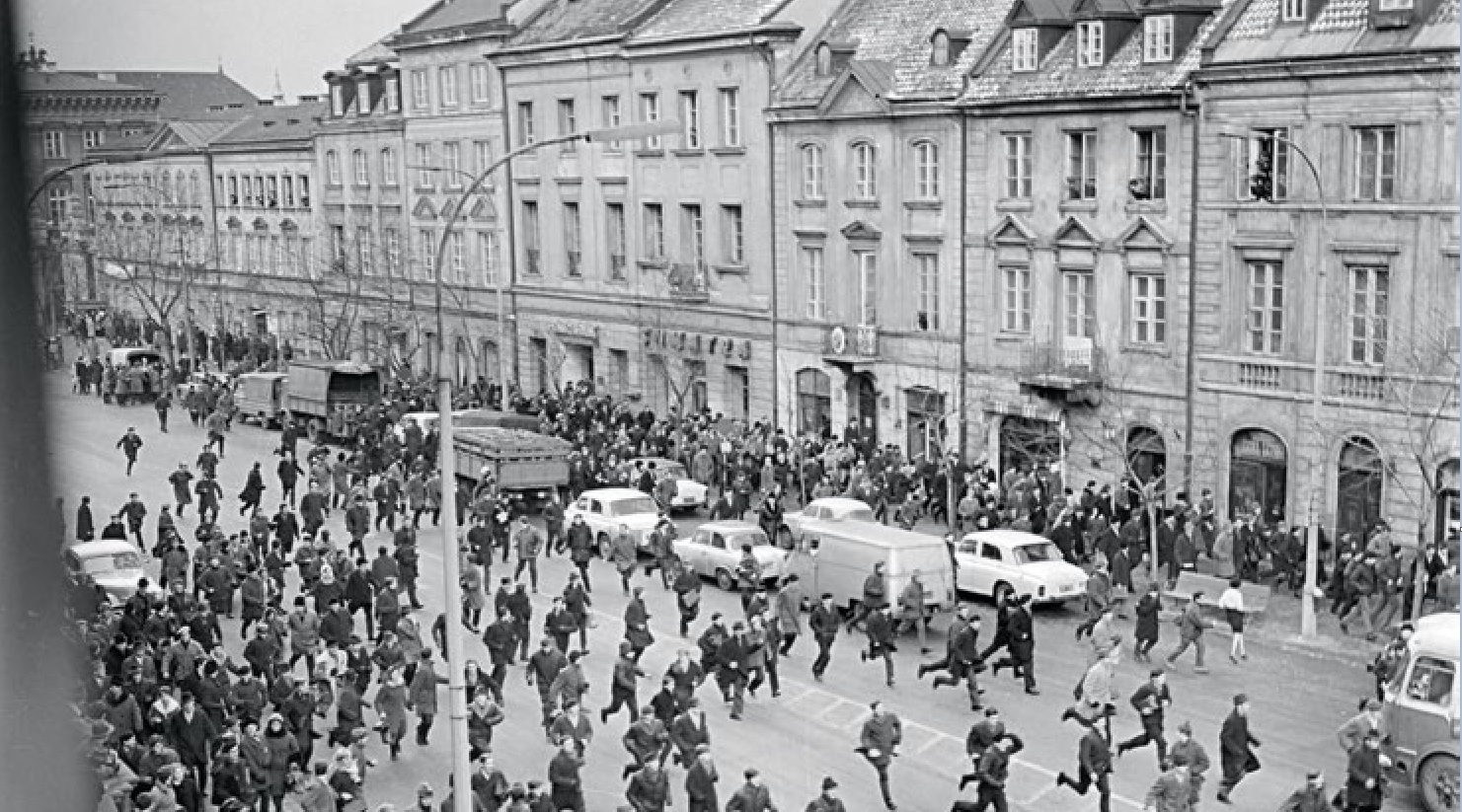 Protesty studentów na Krakowskim Przedmieściu w rejonie Uniwersytetu Warszawskiego