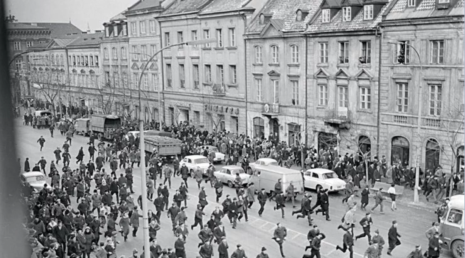 Protesty studentów na Krakowskim Przedmieściu w rejonie Uniwersytetu Warszawskiego
