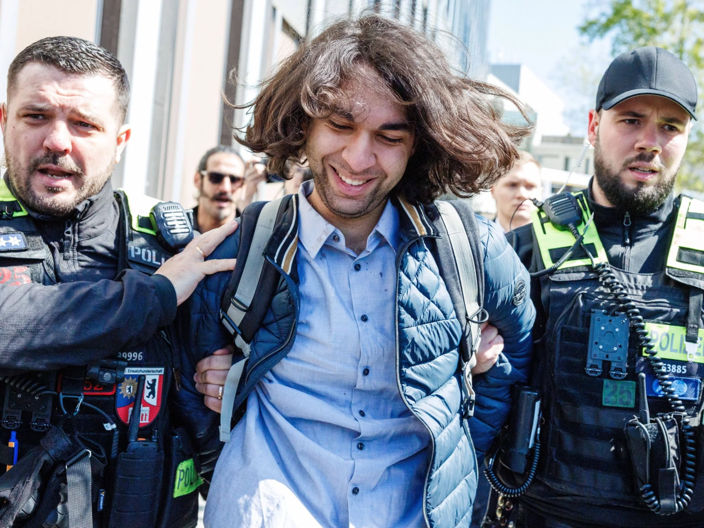 Aktywista oblał Pahlawiego czerwoną cieczą. Został zatrzymany