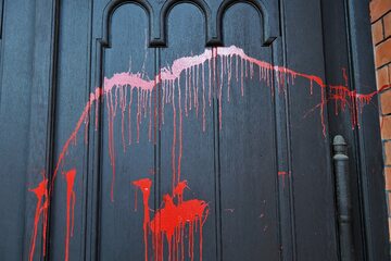 Oblane czerwoną farbą drzwi kościoła pw. św. Augustyna w Warszawie,