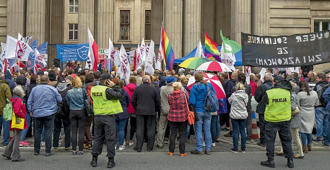 Protest przeciw reformie oświaty przed Ministerstwem Edukacji Narodowej