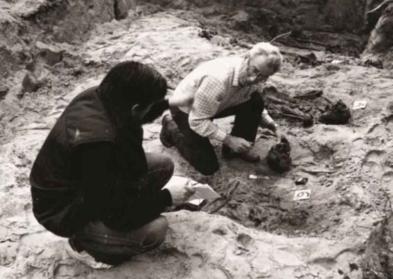 Uroczysko Wielki Bór koło Gib, miejsce ekshumacji, 1987 r. Po prawej dr Tadeusz Jóźwik z Akademii Medycznej w Białymstoku (zbiory IPN)Uroczysko Wielki Bór koło Gib, miejsce ekshumacji, 1987 r. Po prawej dr Tadeusz Jóźwik z Akademii Medycznej w Białymstoku