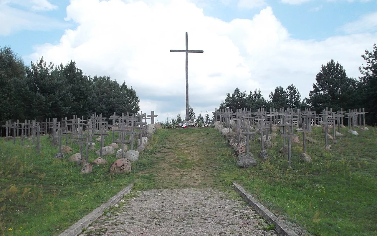 Krzyż w Gibach poświęcony pamięci pomordowanych w czasie obławy augustowskiej